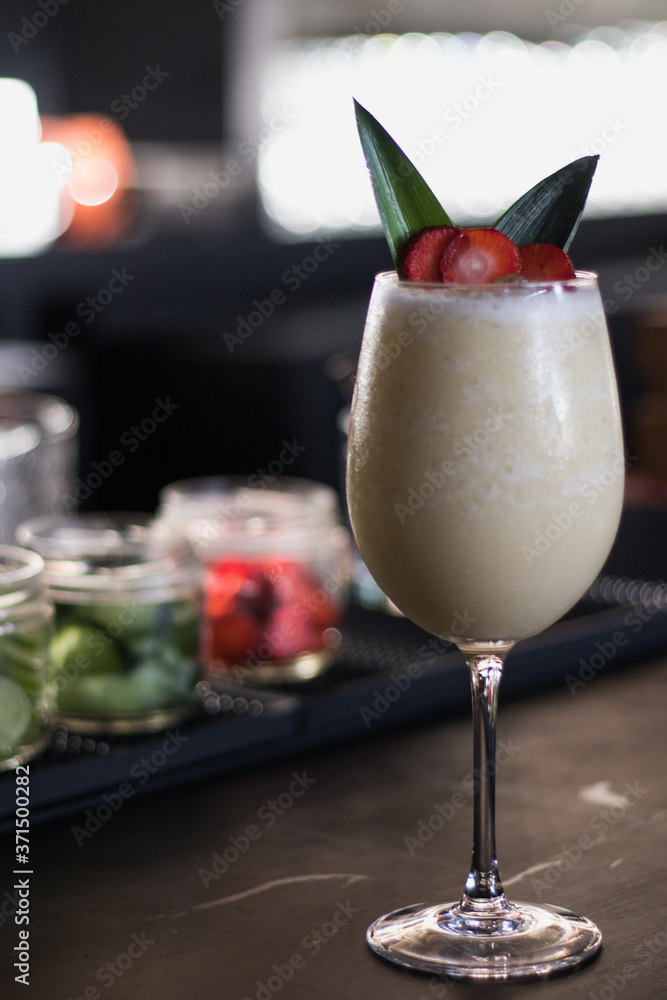 Copa de piña colada con trozos de fresa Stock Photo | Adobe Stock
