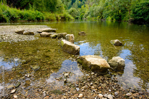 Weg über Steine im Flussbett - Jagst nahe dem Kloster Schöntal