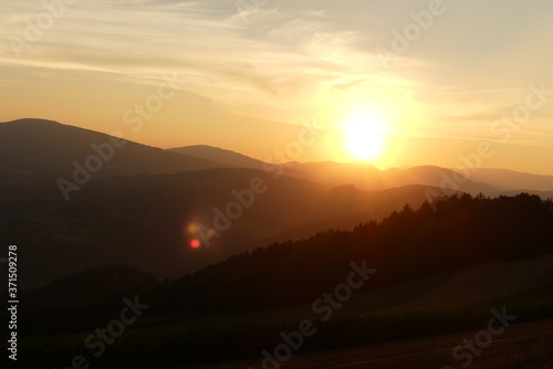Die letzten Sonnenstrahlen in den Bergen © cagala