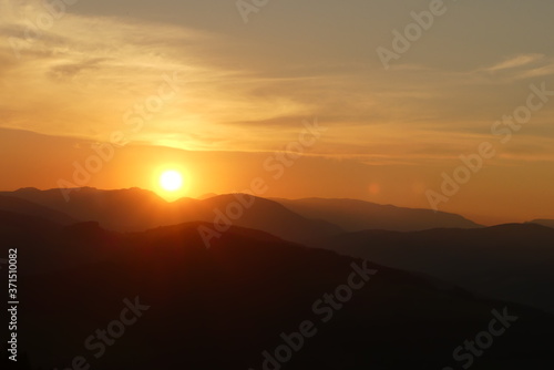 oranger Himmel über den Bergen