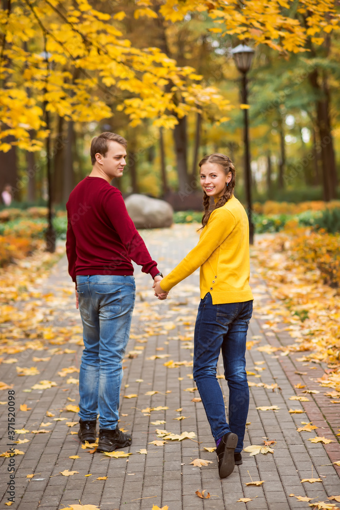 Obraz premium happy young couple on a walk in the autumn Park. Date in the fall.
