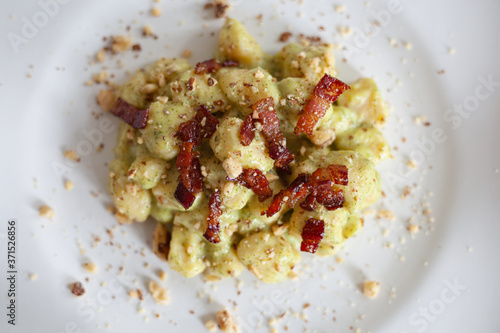 Still life cibo, piatti da ristorante. Food service e fotografie gustose di primi piatti fatti in casa, gnocchi handmade pancetta, guanciale, pistacchio e pan grattato.
