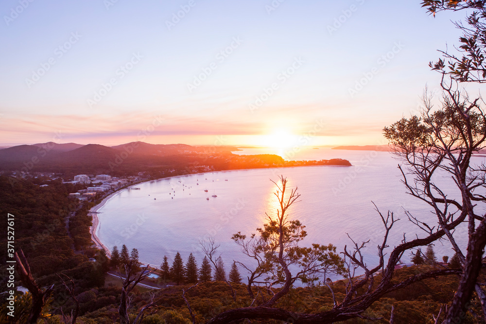 Naklejka premium Beautiful sunset over the Shoal Bay, Australia