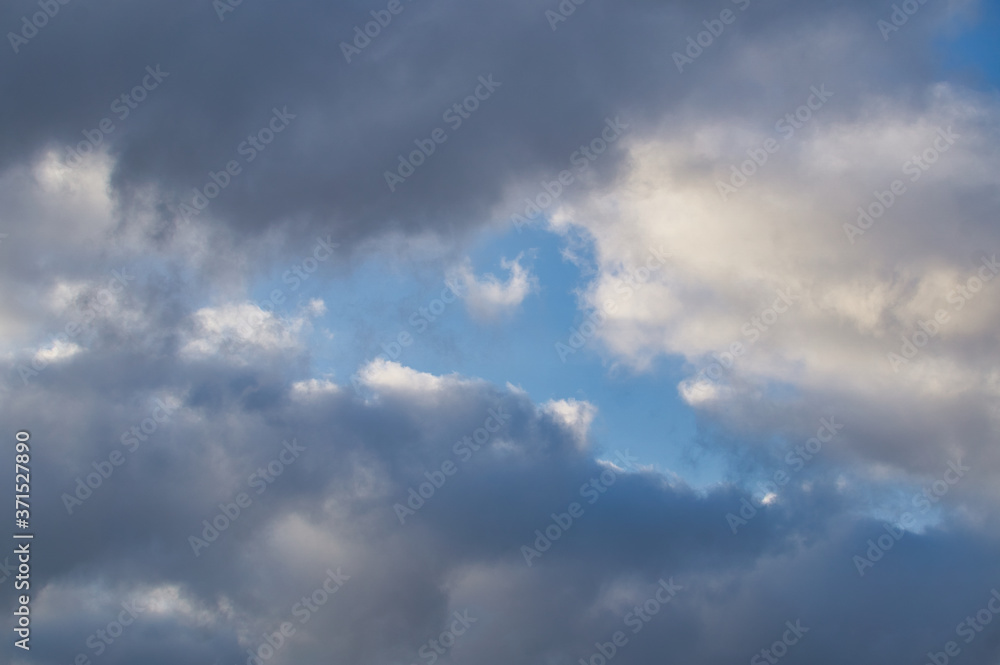 blue sky with clouds.  cielo azul con nubes