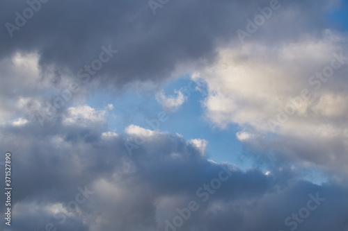 Fototapeta Naklejka Na Ścianę i Meble -  blue sky with clouds.  cielo azul con nubes