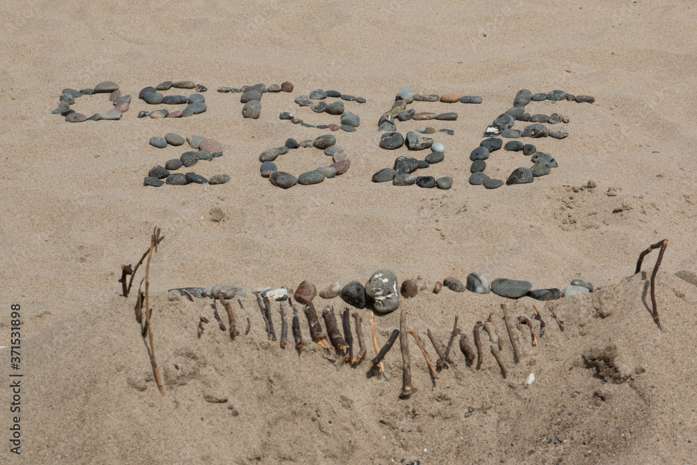 Fototapeta premium Ostsee 2020 am Strand mit Sandburg