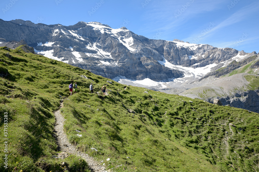 randonneurs sur un chemin de montagne - Suisse