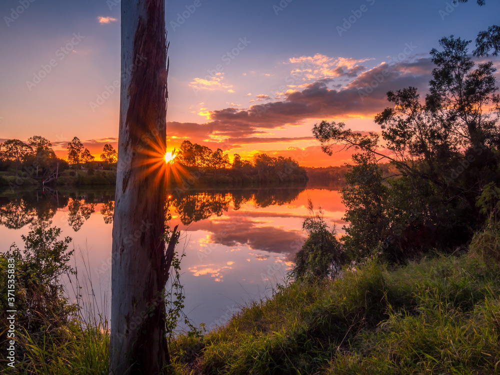 Naklejka premium Beautiful Riverside Sunset with Reflections