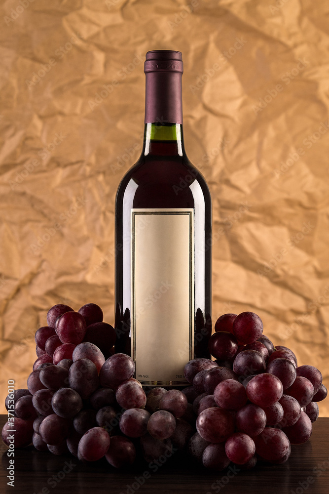 Botella de vino, sin marca, con uvas.