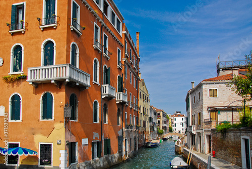 Venice canal, Italy © Dario Ricardo