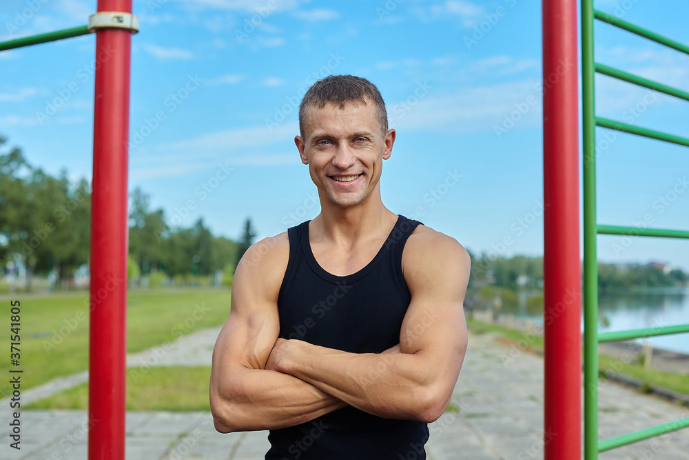Obraz premium sports man in the morning on the city sports field