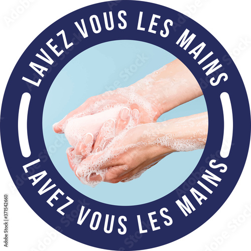 affiche sur "lavez-vous les mains" en blanc dans un rond bleu et au centre des mains en train de se laver