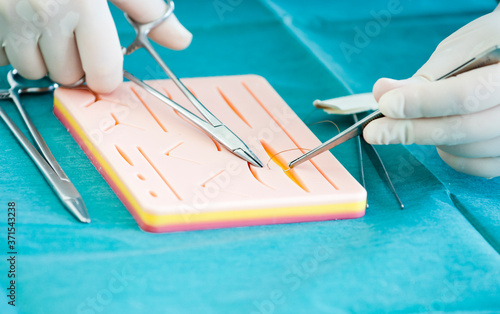 Foto Doctor teaches the technique of suturing and closure on silicone pad