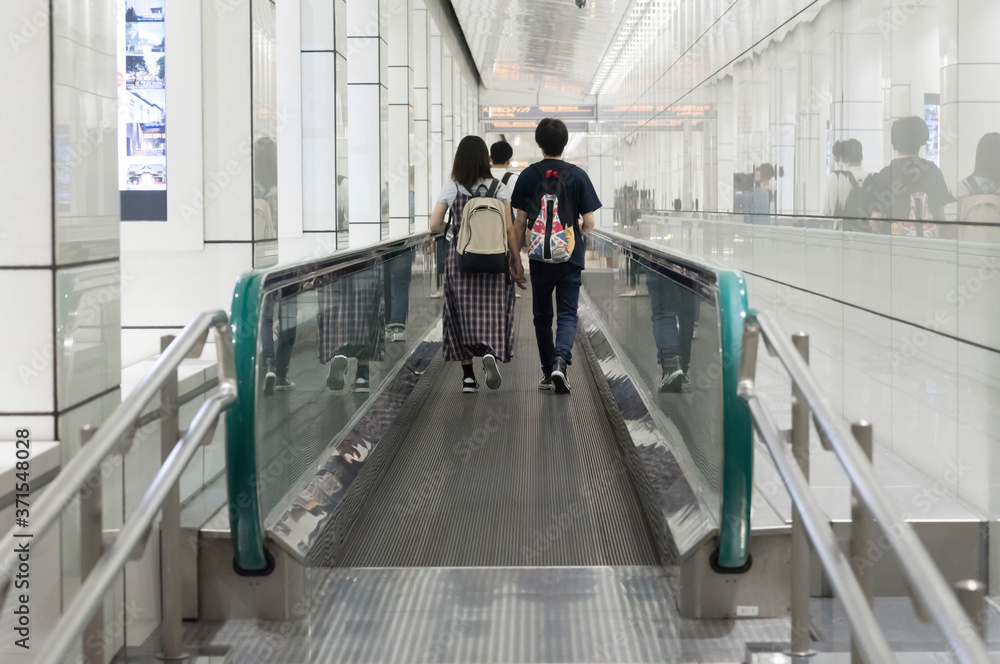 地下道に設置されている動く歩道(東京都新宿区) StockFoto Adobe Stock