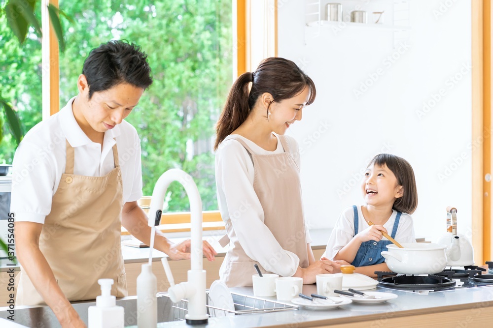 休日に料理をする仲良し親子