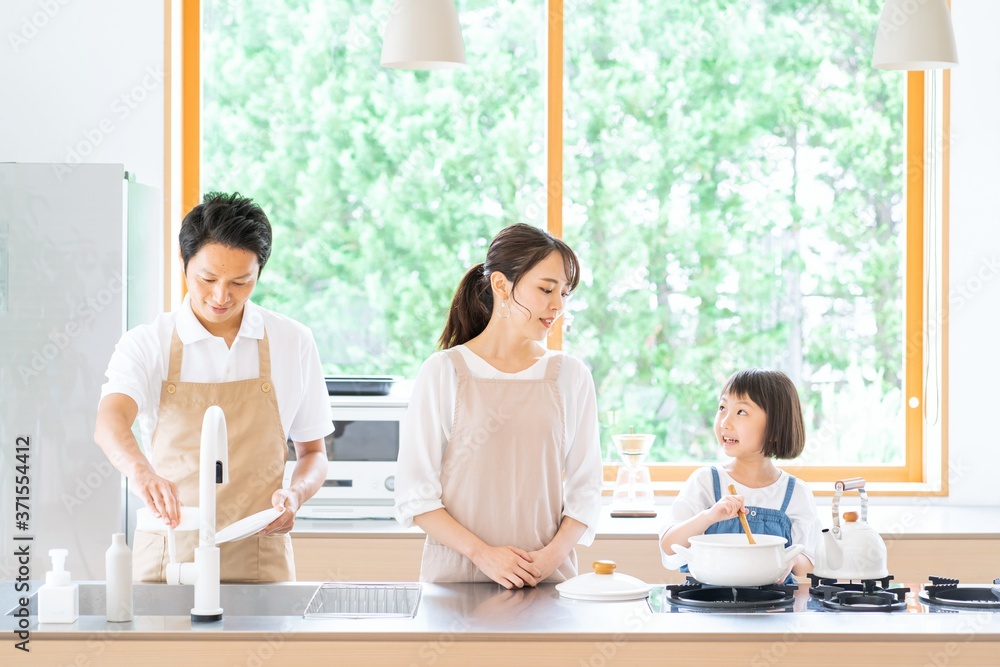 仲良くご飯を作る親子 仲良くご飯を作る親子