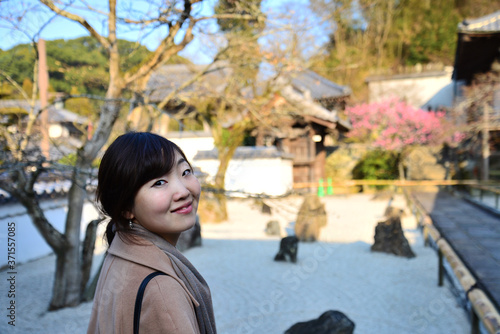 秋の日本庭園と女性