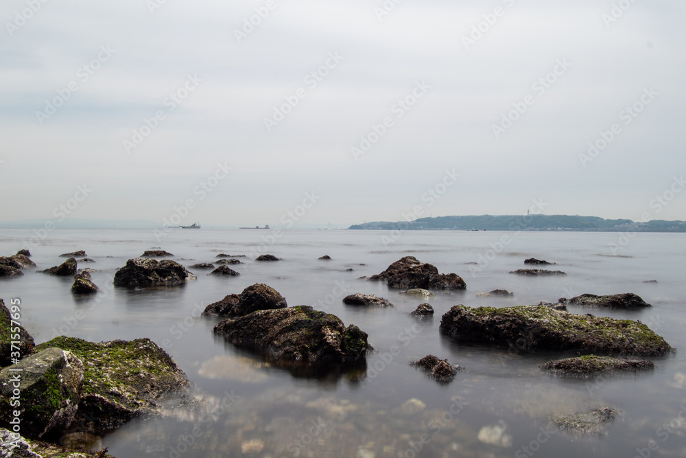 海と岩場