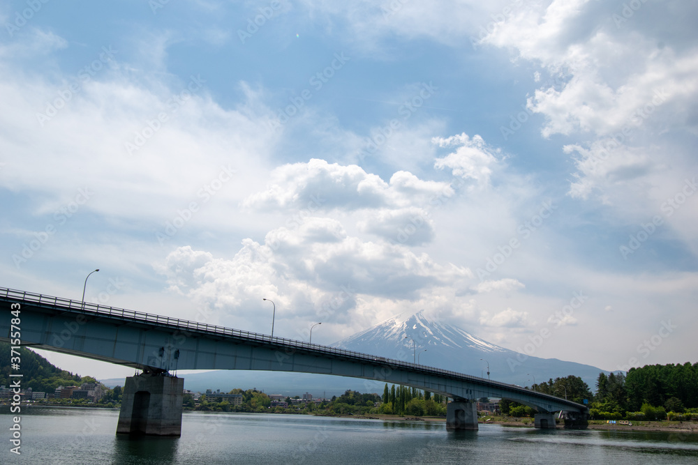 富士山と雲と空と河口湖
