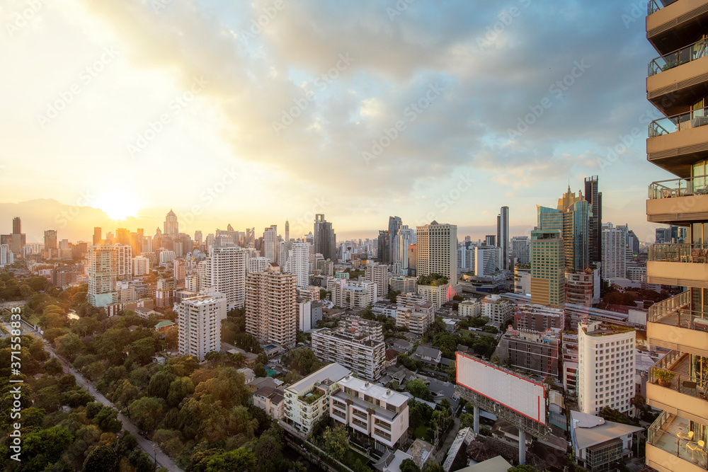 Obraz premium Bangkok city with sunset view from roof top bar in Hotel