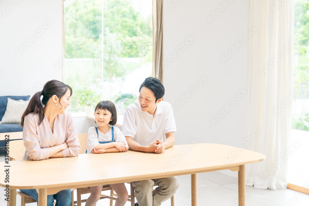会話する親子　子育てイメージ