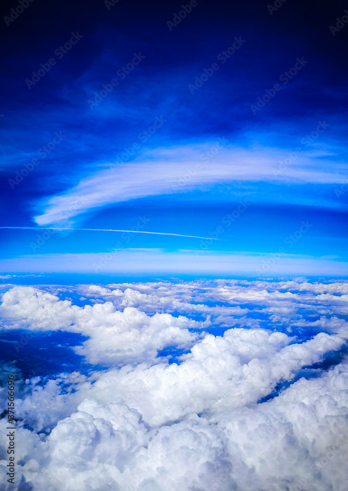 wunderschöne weitsicht am nachmittag über den wolken bis zum horizont ...