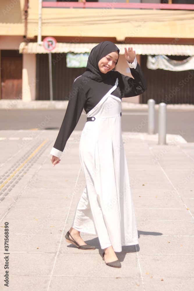 Fototapeta premium Fashion portrait of young beautiful asian muslim woman with wearing hijab
