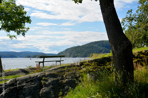 Sitzbank in Drøbak am Oslofjord in Norwegen, Ruheort in Drobak © Calandra