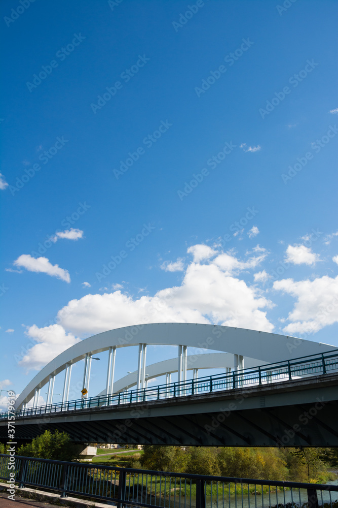 アーチ橋と青空
