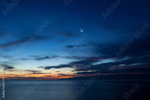 あかつきの空に輝く月と金星 © Seiichi Fukui