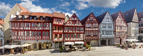 Fußgängerzone mit Fachwerkhäusern in der historischen Altstadt von Ochsenfurt