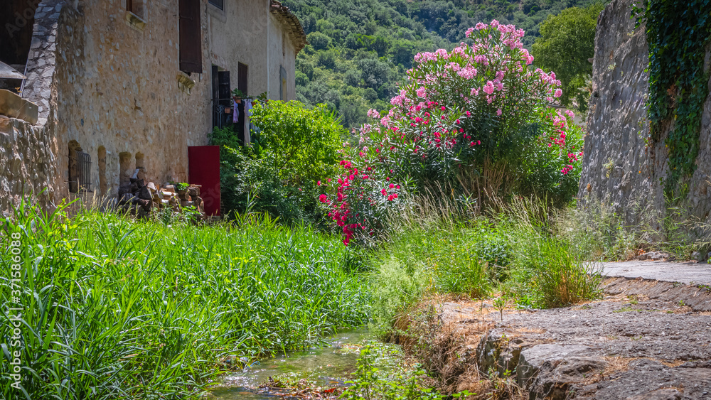 Rue Fleurie d'un village provençal du sud de la France. Village de
