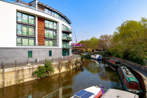Valokuva Waterside apartments at Limehouse Cut a canal in London