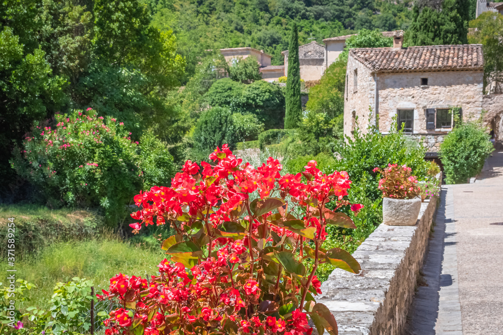Rue Fleurie d'un village provençal du sud de la France. Village de