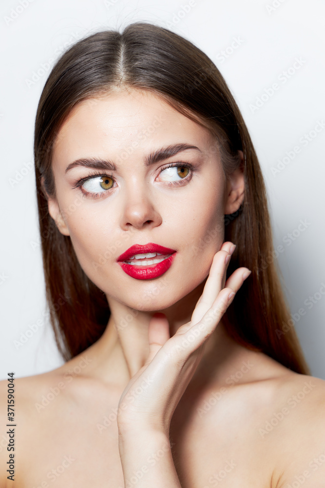 Brunette natural look Looks to the side red lips and bare shoulders Brunette natural look Looks to the side red lips and bare shoulders