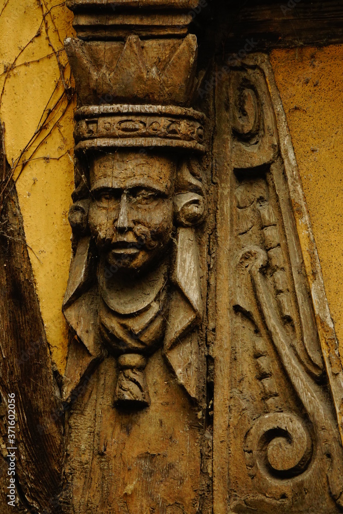 Sculpture fait dans le colombage d'une maison d'Alsace