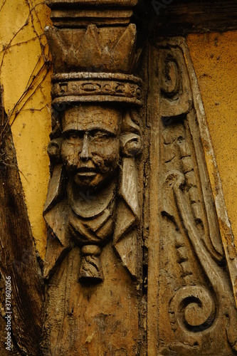 Sculpture fait dans le colombage d'une maison d'Alsace
