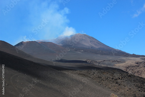 Volcan Etna en Sicile avec son panache de fumée habituel