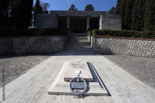 Mignano MonteLungo, italia - 14 agosto 2020: Il cimitero militare che contiene le spoglie di 974 soldati italiani morti durante i combattimenti nelle battaglie di Montelungoe  Cassino durante la secon photo