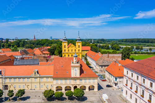 Foto Aerial view of old town of Osijek, Holy trinity square in Tvrdja, Croatia, beaut