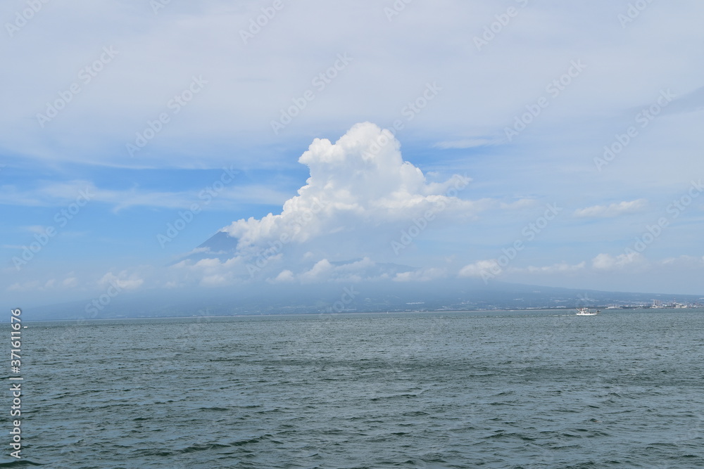 Obraz premium Mount Fuji with clouds in Shizuoka Prefecture