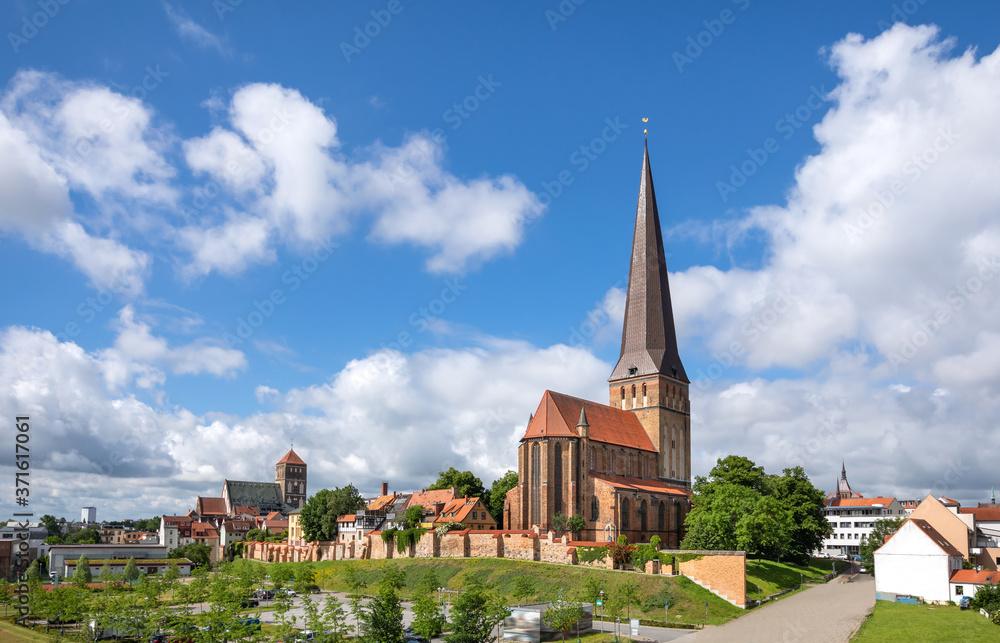 Obraz premium View of St. Peter's Church (Petrikirche) in Rostock, Germany 