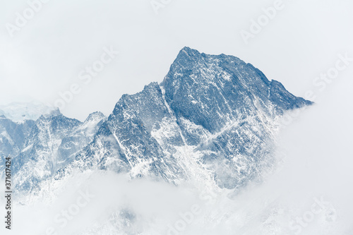 Fototapeta Naklejka Na Ścianę i Meble -  Mountains of Nepal covered with clouds. Everest Base Camp trekking.