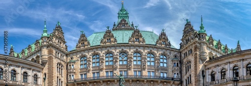 Panorama vom Hamburger Rathaus (Rückansicht) aus dem Innenhof (Ehrenhof) mit dem Hygieia-Brunnen und der Hoffassade im August 2020