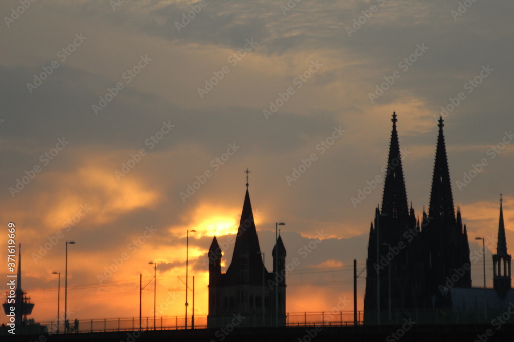 Fototapeta premium Lauer Sommerabend in Köln 1