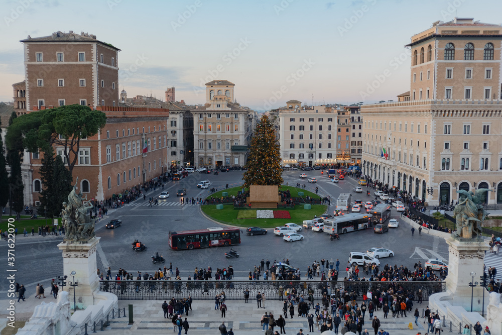 Fototapeta premium Piazza Venezia al tramonto vista dalla scalinate del Vittoriano (Roma, Italia)
