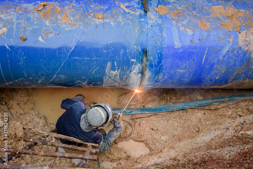 Workers weld underground sewers at construction sites to repair water pipes by welding.