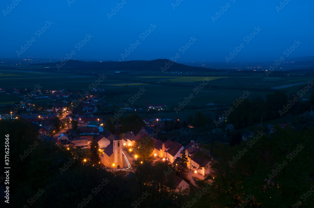 Nocny widok z góry na miasteczko Srebrna Góra na Dolnym Śląsku Nocny widok z góry na miasteczko Srebrna Góra na Dolnym Śląsku