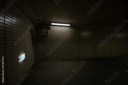 夜の地下道にあるミラー
