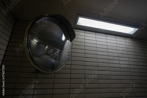 夜の地下道にあるミラー